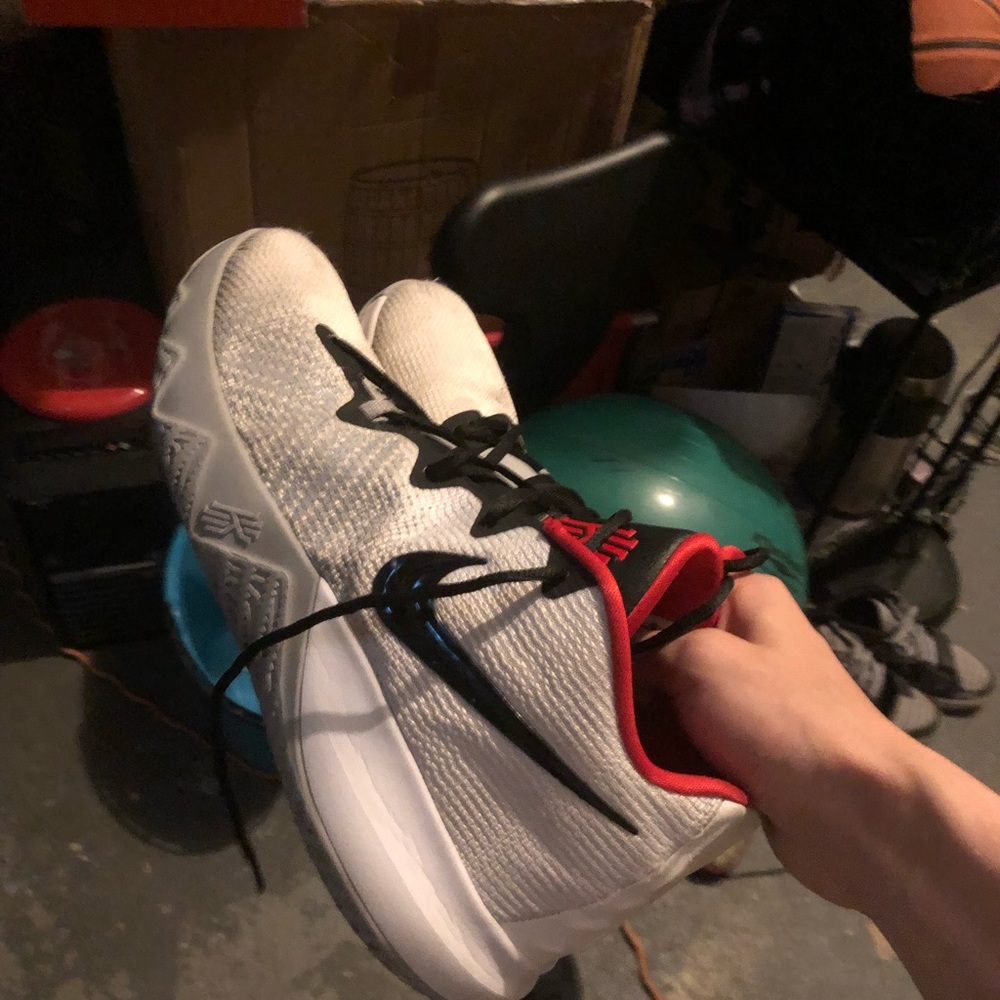 Nike flytrap kyrie basketball shoes